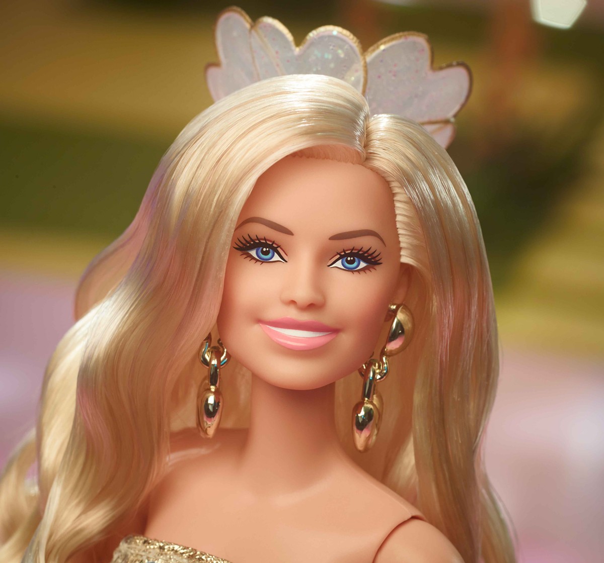Barbie The Movie Doll, Margot Robbie as, Collectible Doll Wearing Gold Disco Jumpsuit with Glossy Curls and Golden Heels, Kids for 3Y+, Multicolour, Assorted